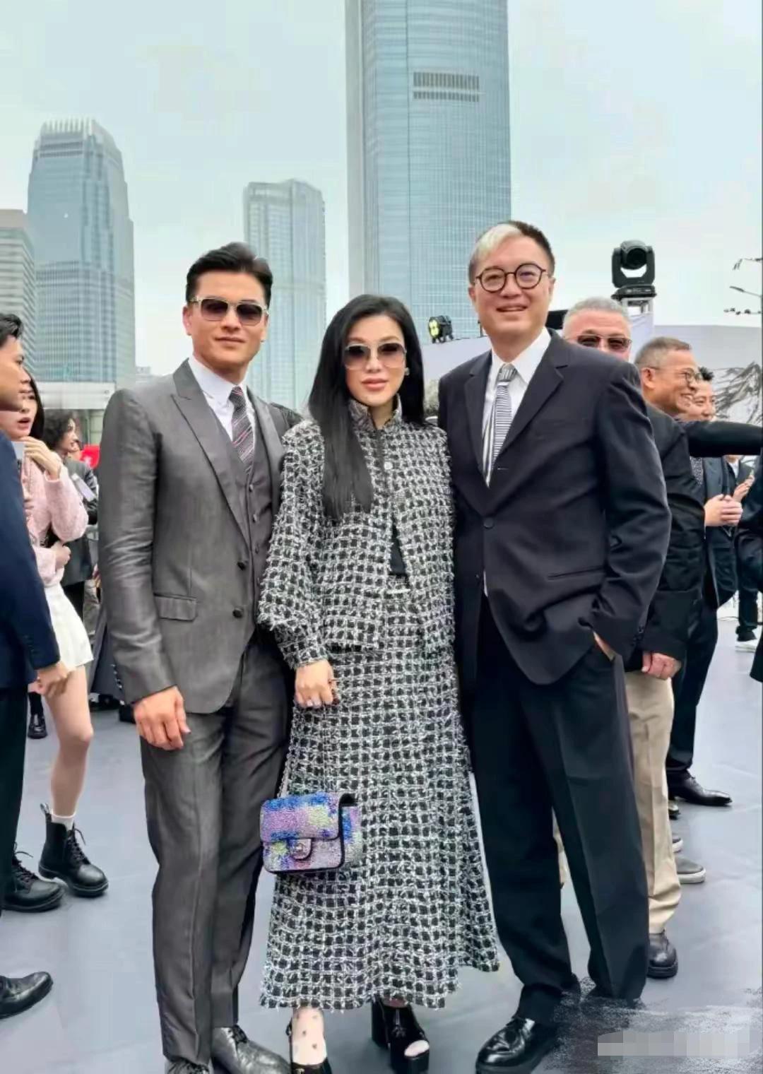 吕良伟这是逆生长啊，这哪里像是快70岁的人啊，照片中夫妻二人，实际年龄相差了十来