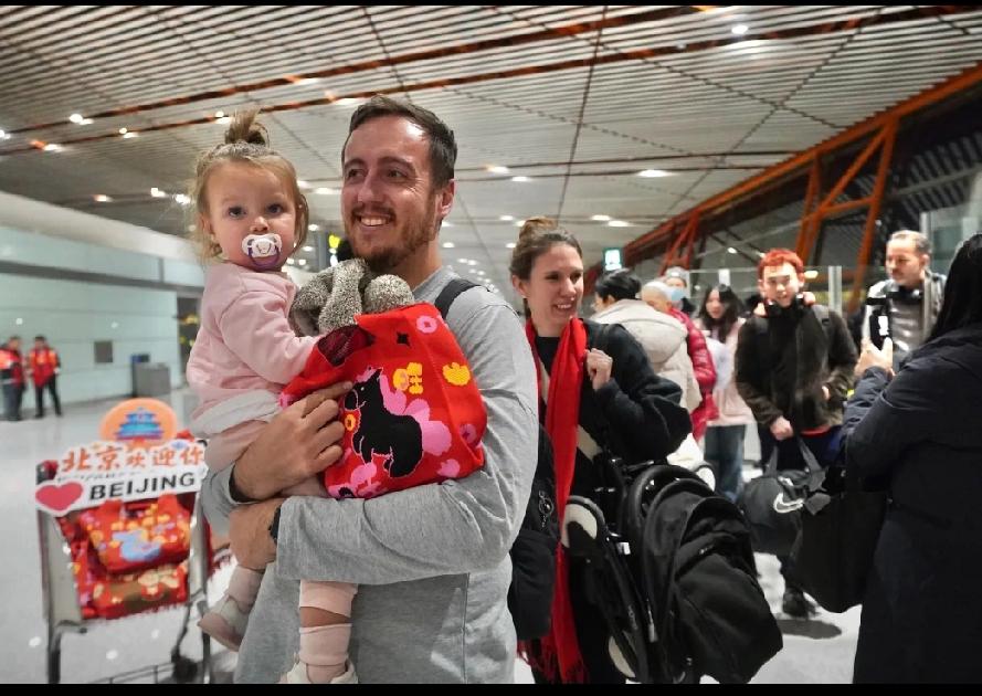 2026年元旦清晨超有排面！随着中国国航CA966航班降落，德国、阿根廷、巴西、