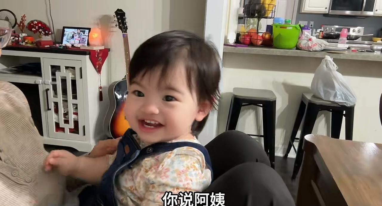 足底筋膜炎疼起来像踩钉子，杰森连拍吃播都得先找角度把脚垫高，镜头一开还得装没事人