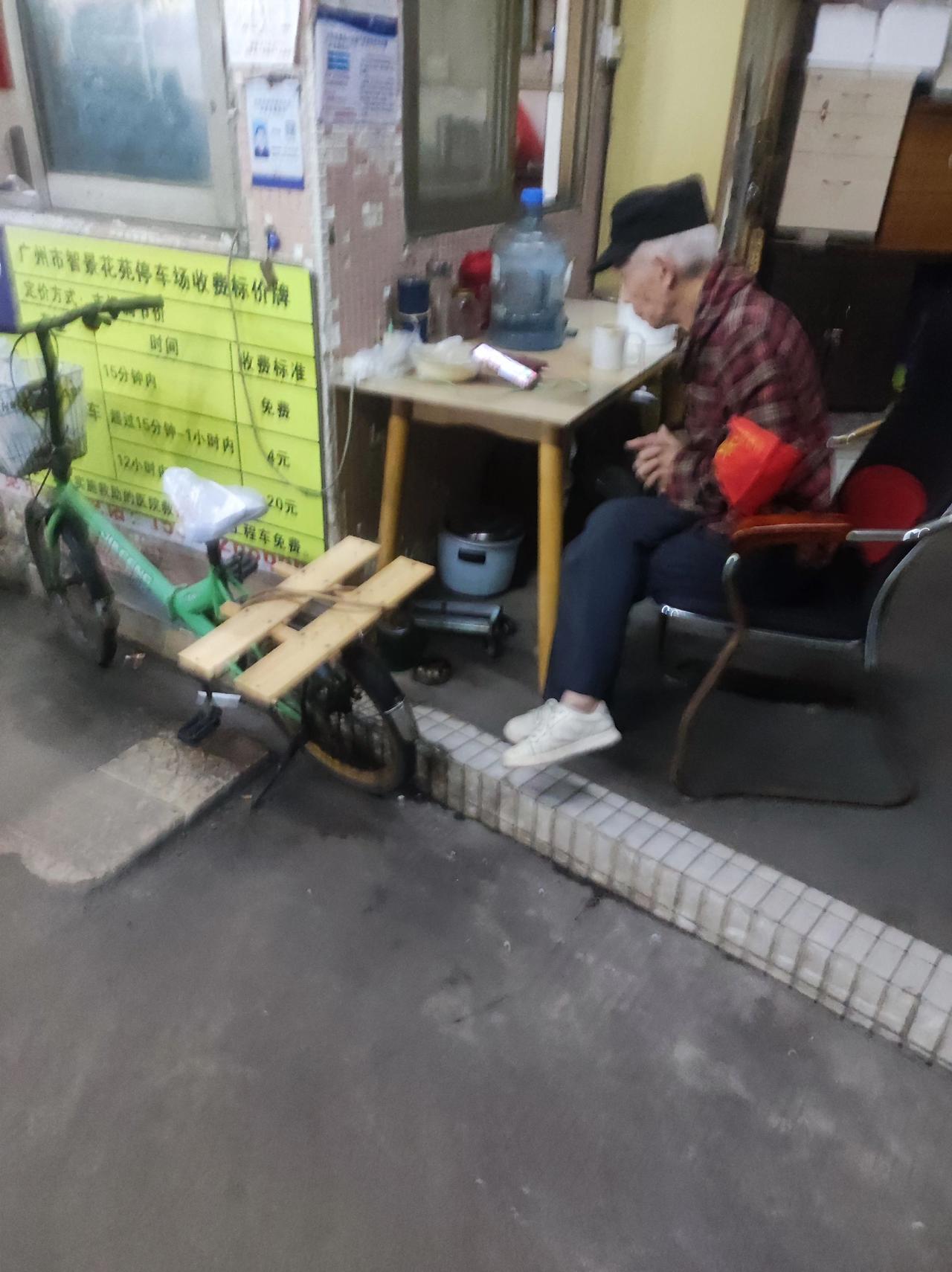 羡慕大爷工作的第N天
谁有这样的好工作，给我也找一个吧