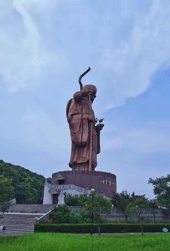 姑娘已经三天半没去学校了，我一直在劝自己，不去就不去吧，上大学并非唯一的出路，就