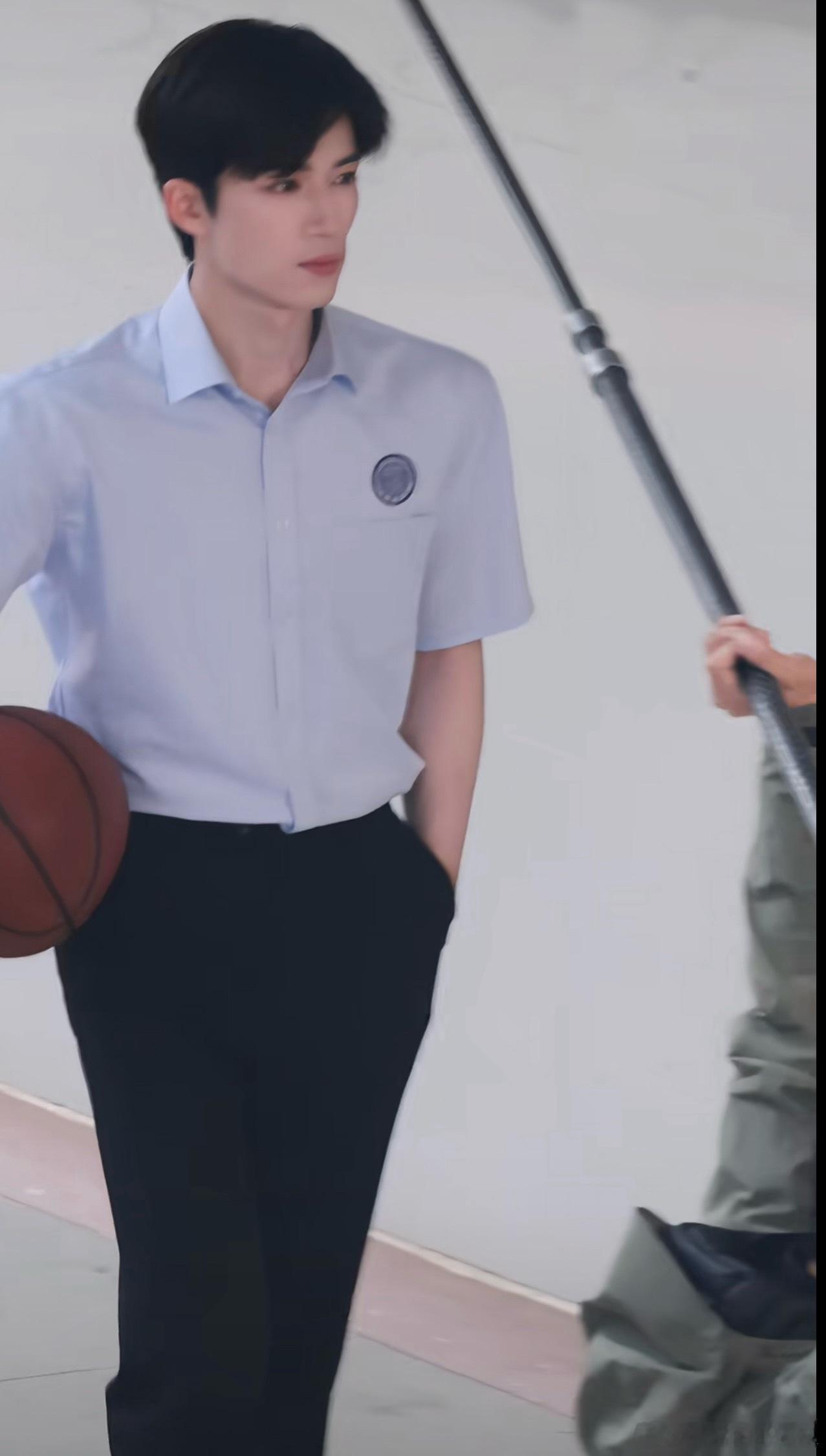 以前说王星越显老我不信，现在告白的衬衫路透一出，我信了 