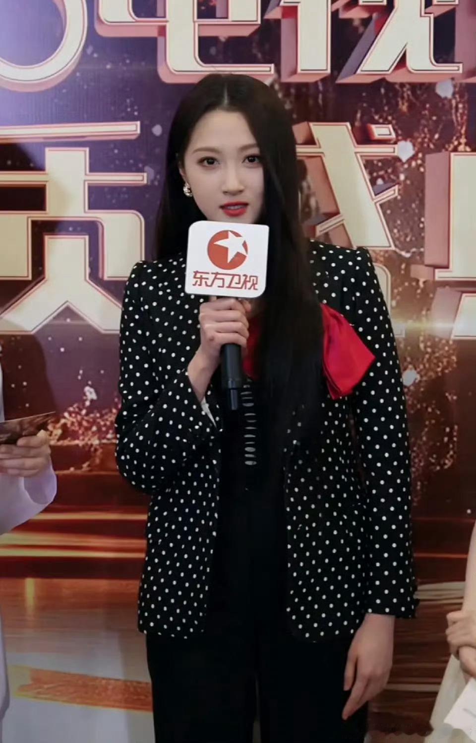 关晓彤造型师又有什么心事了电视剧品质盛典红毯生图关晓彤造型…脸是美的，衣服是两眼