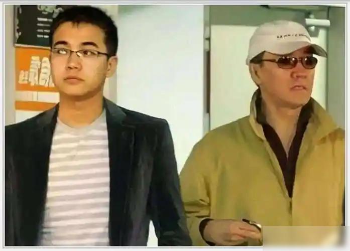 李幼斌的亲儿子李小珂，今年40岁，在北京做着一份普通又稳定的工作。据说他一直没结