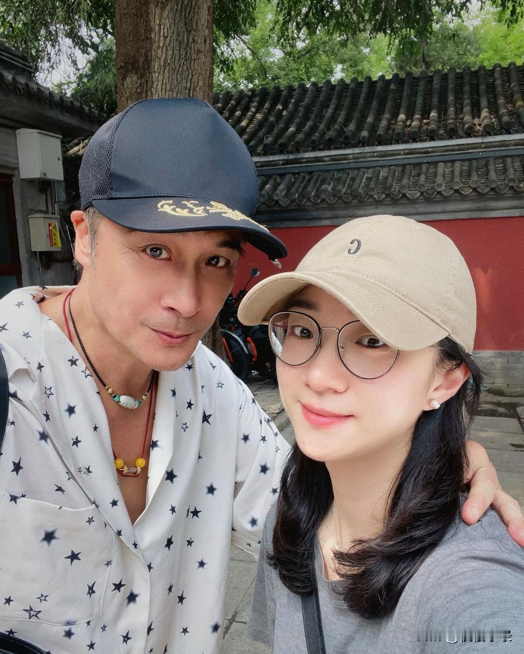 63岁吴镇宇到北京寺庙上香拜神，他染了一头黄毛，非常帅气有型，保养得太好了！[赞