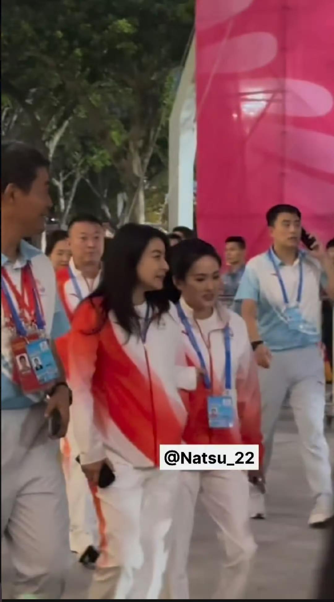 大家看看郭晶晶、陈若琳的后面是谁？[笑哭]
好久未见马琳指导，今晚出现在了第15