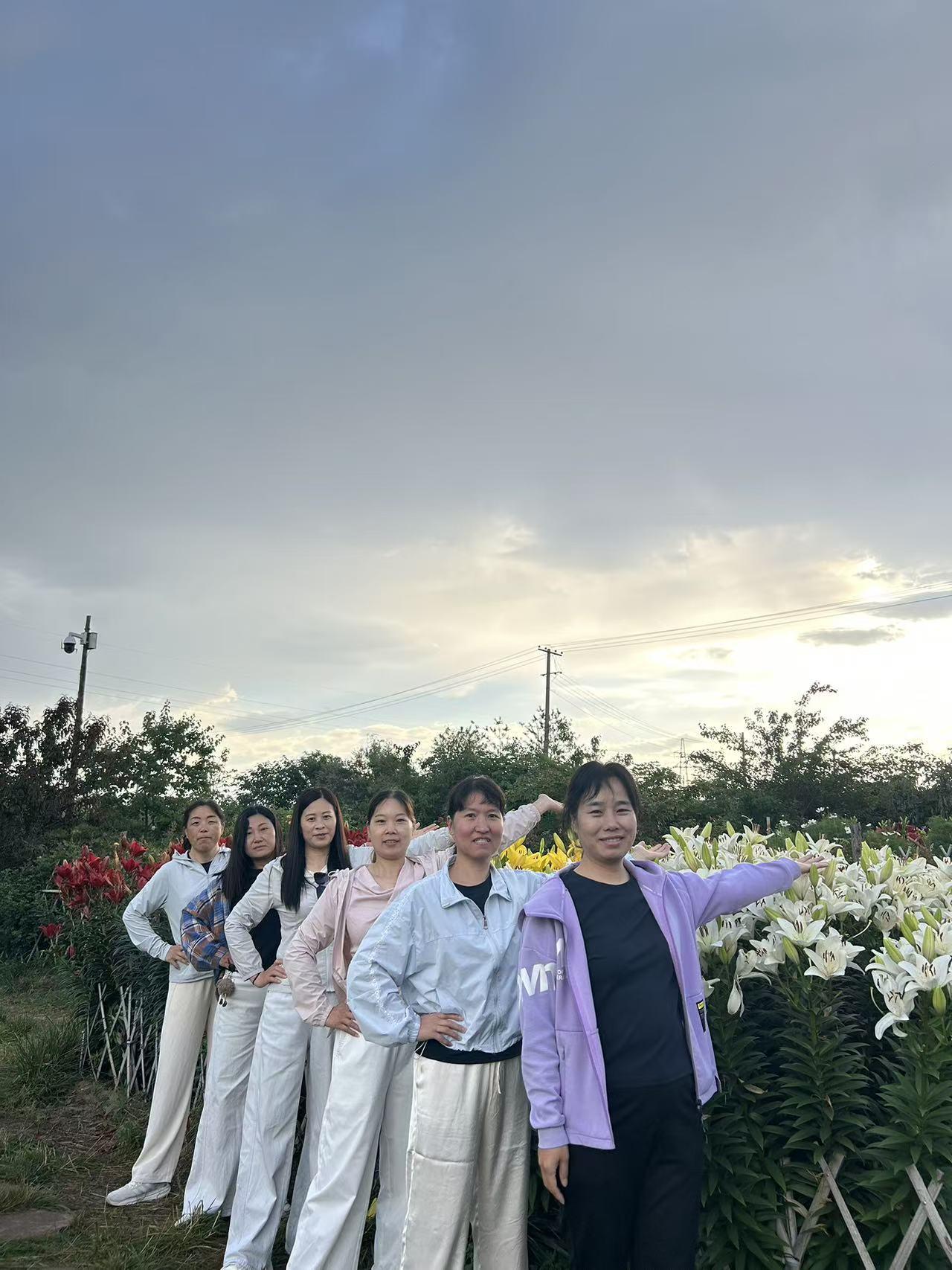 一个早晨的杰作，百合花配美女和姐妹们一起户外打卡 姐妹扎堆，快乐翻倍！ 纪录美好
