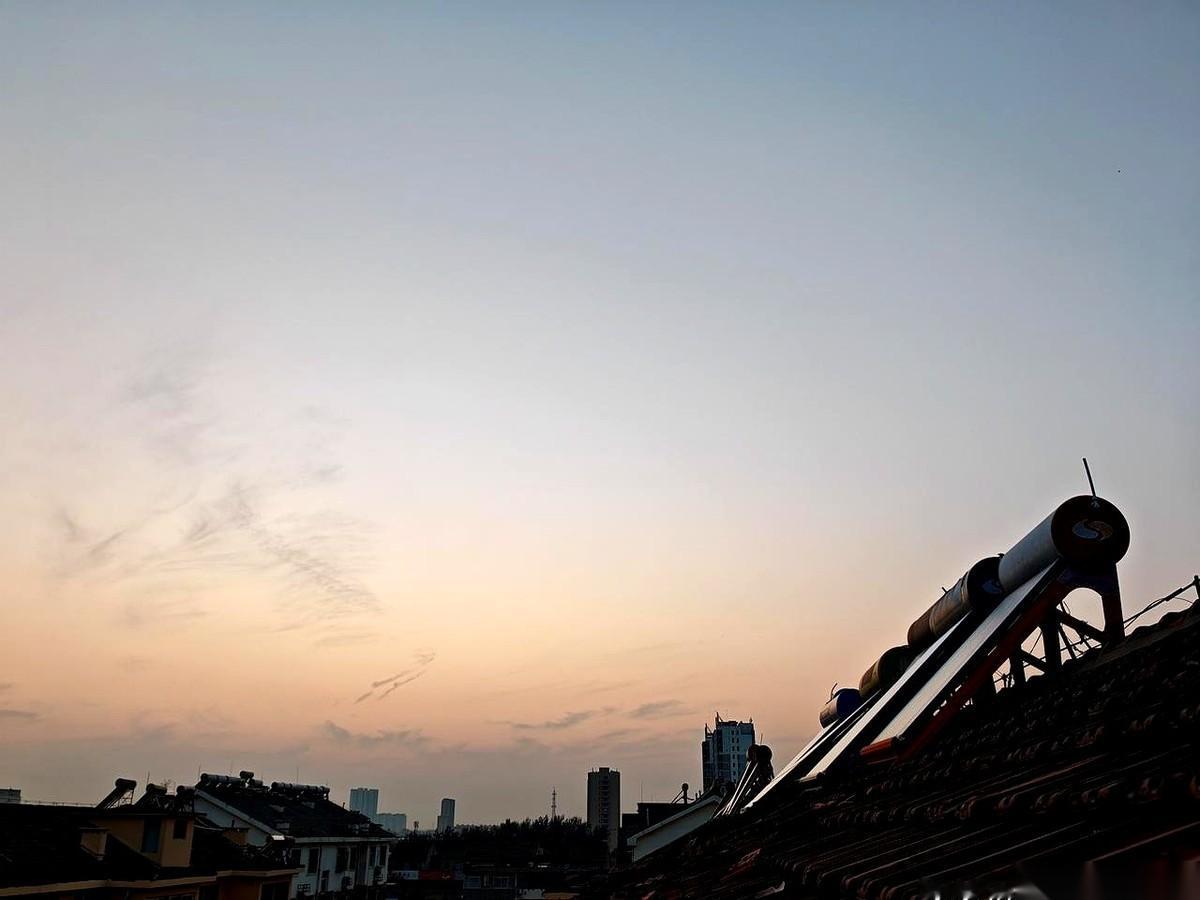 那声音尖的，隔着电话线都想钻人脑仁儿。
就差把手机戳到我们科室小同事脸上了，颐指