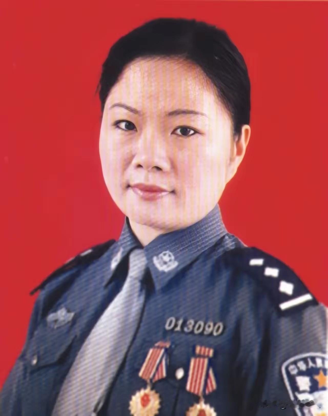 肖琳，武汉市公安局的一名女民警，1970年5月21日出生。她是从部队里出来的，退