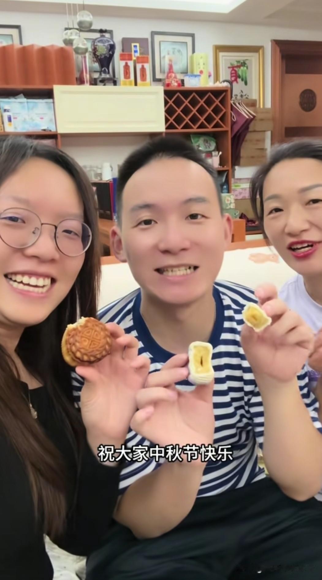 八月中秋节，谢浩男陪妈妈，妹妹一起吃月饼，拍视频。接着又去陪爸爸，给爸爸送月饼。