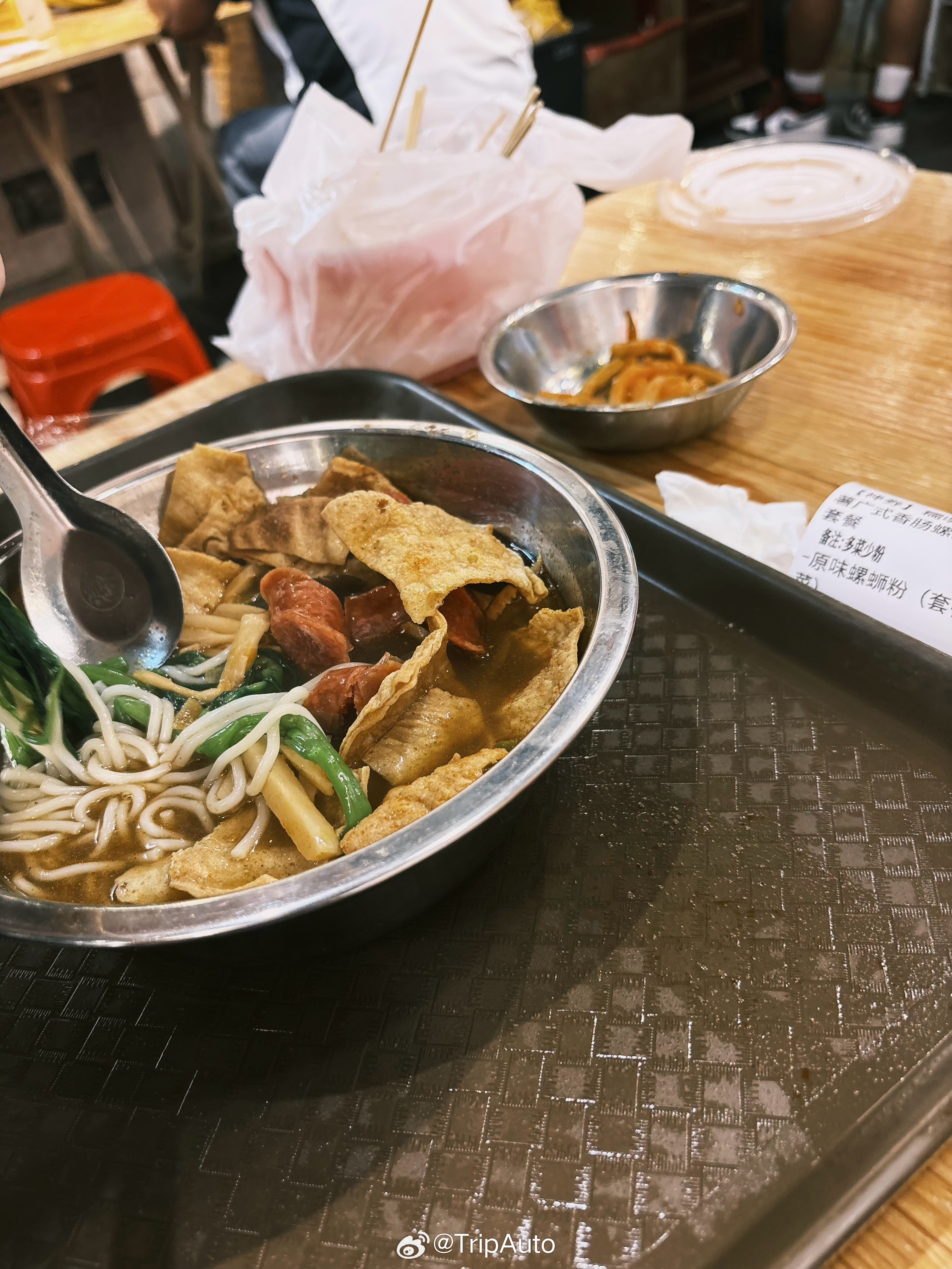 昨晚去试了柳州肥姨妈螺狮粉，据说味道很地道，发给柳州的朋友看了眼都说这不行.. 