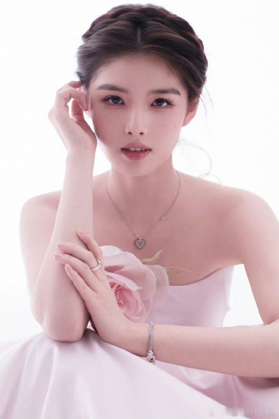 艾米高考拒绝签名被吐槽2026年6月8日演员艾米在高考考场婉拒同场考生签名合影，