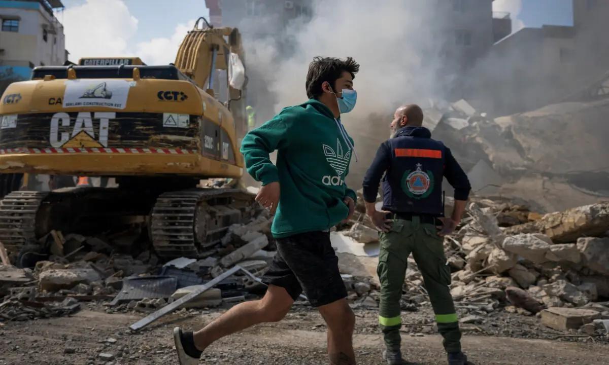 美：老弟，签了吧！停火协议。
中：这不还没打完吗？你那“胜利”大宣言我刚看完。