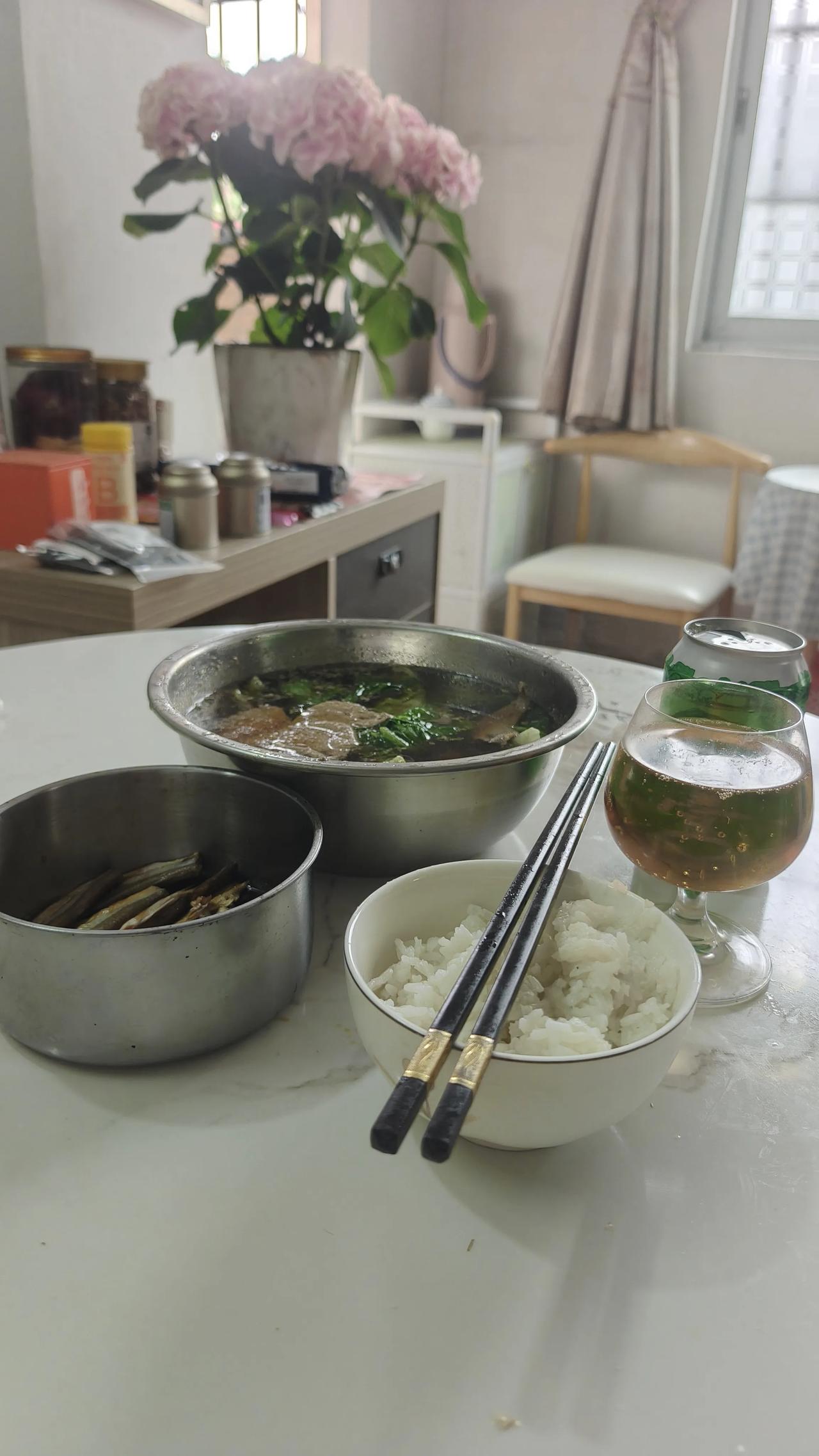 晒晒家中晚餐这就是我一个人在佛山农村租房里的晚餐，一个77岁的老头够可怜吧？