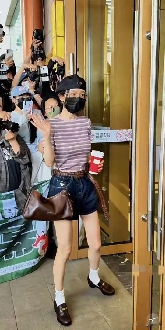 杨幂现身机场路透，穿短裤美腿笔直匀称，穿搭身材都超好的～ 