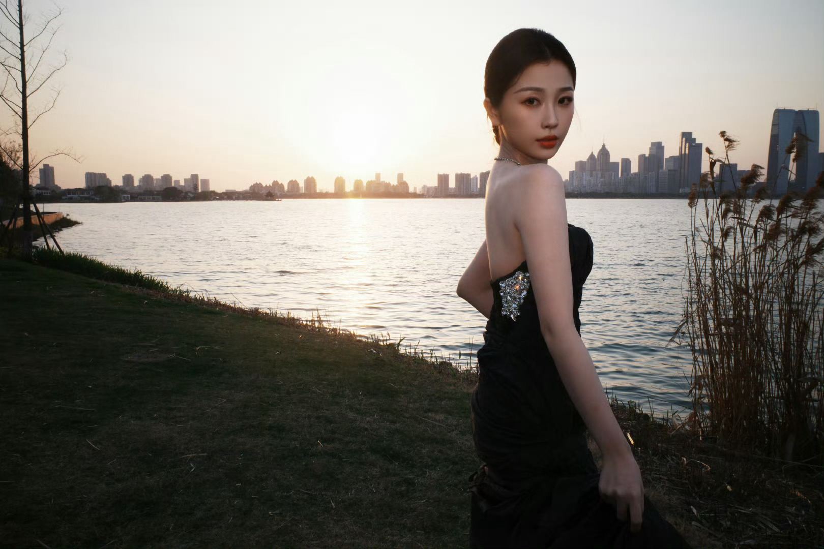 虞书欣冷脸女王气场欣欣好美好美[爱慕]高定高珠配美人，piu亮piu亮～ 虞书欣