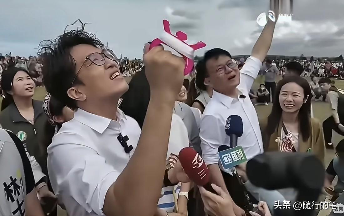 沈伯洋跑去新竹与民众一起放风筝，旁边好几个绿媒记者随着跟着采访，镜头时刻拍着沈伯
