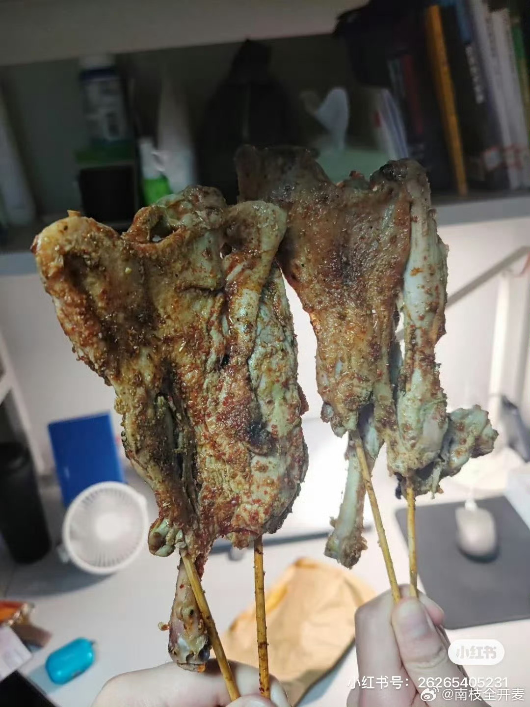 鹅腿阿姨曾称绿色肉是保密配方把发霉发绿的肉说成因为用了保密配方，大家自己看看这肉