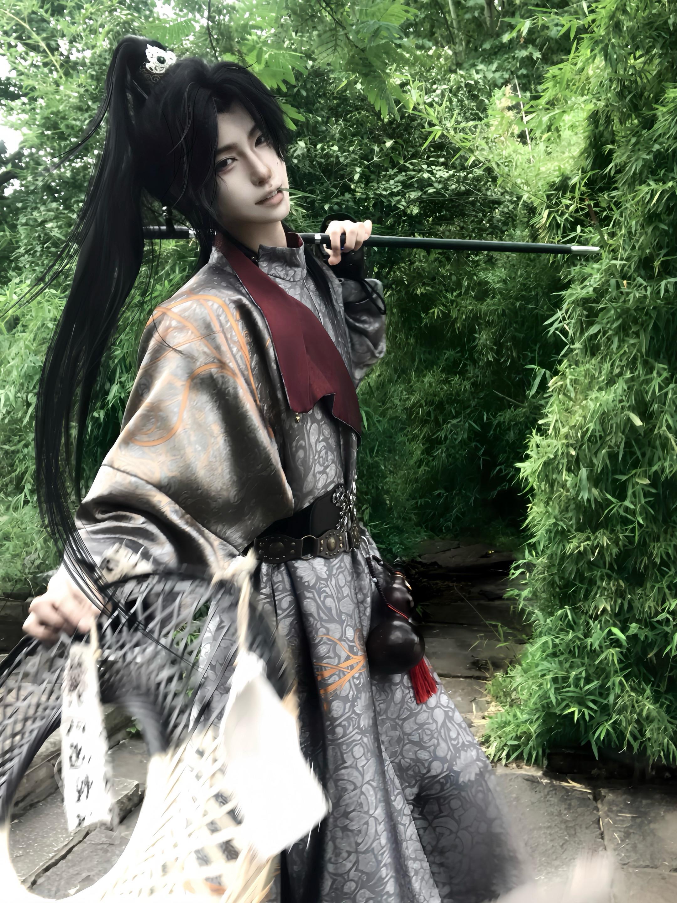 不知何人浅唱弄弦  我彷徨不可前。