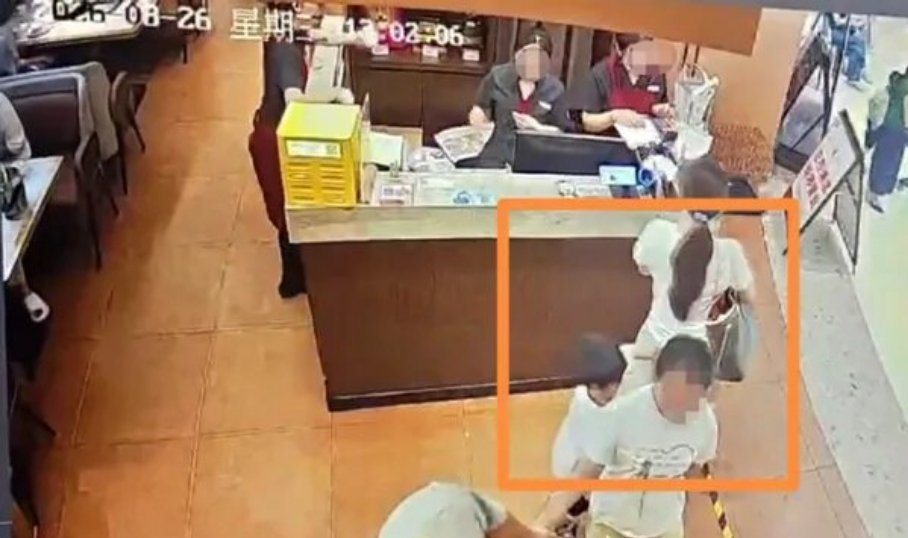 被指控摸臀男童父亲发声4岁男童餐厅跑动无意触碰女子被控“摸臀”引全网热议，父亲首