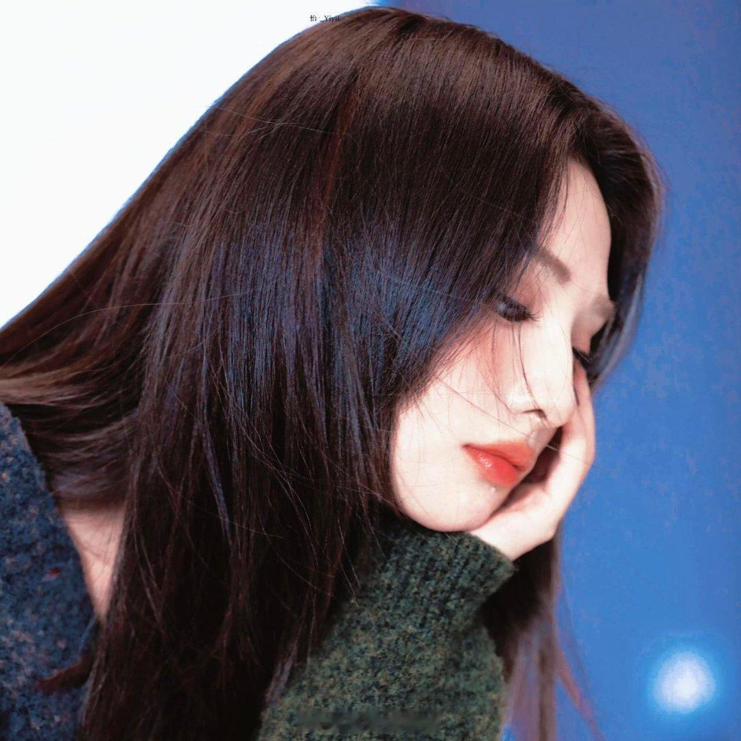 彭小苒 头包脸 看着彭小苒的头包脸真的会感叹天生丽质！头发自然垂落包裹住脸庞，线