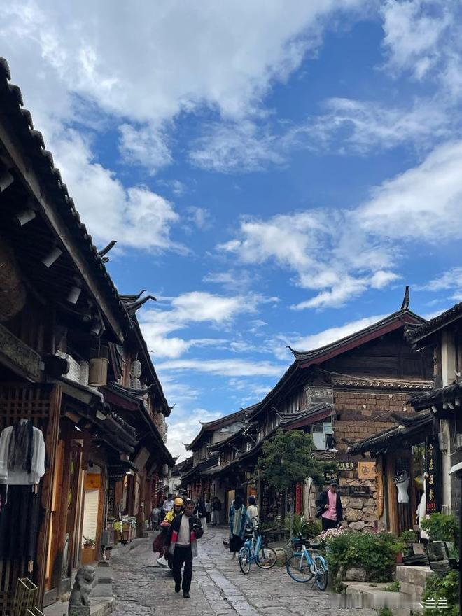想让更多外国人来中国旅游，得把咱的优势好好宣传出去。
咱有厚重鲜活的历史文化，长
