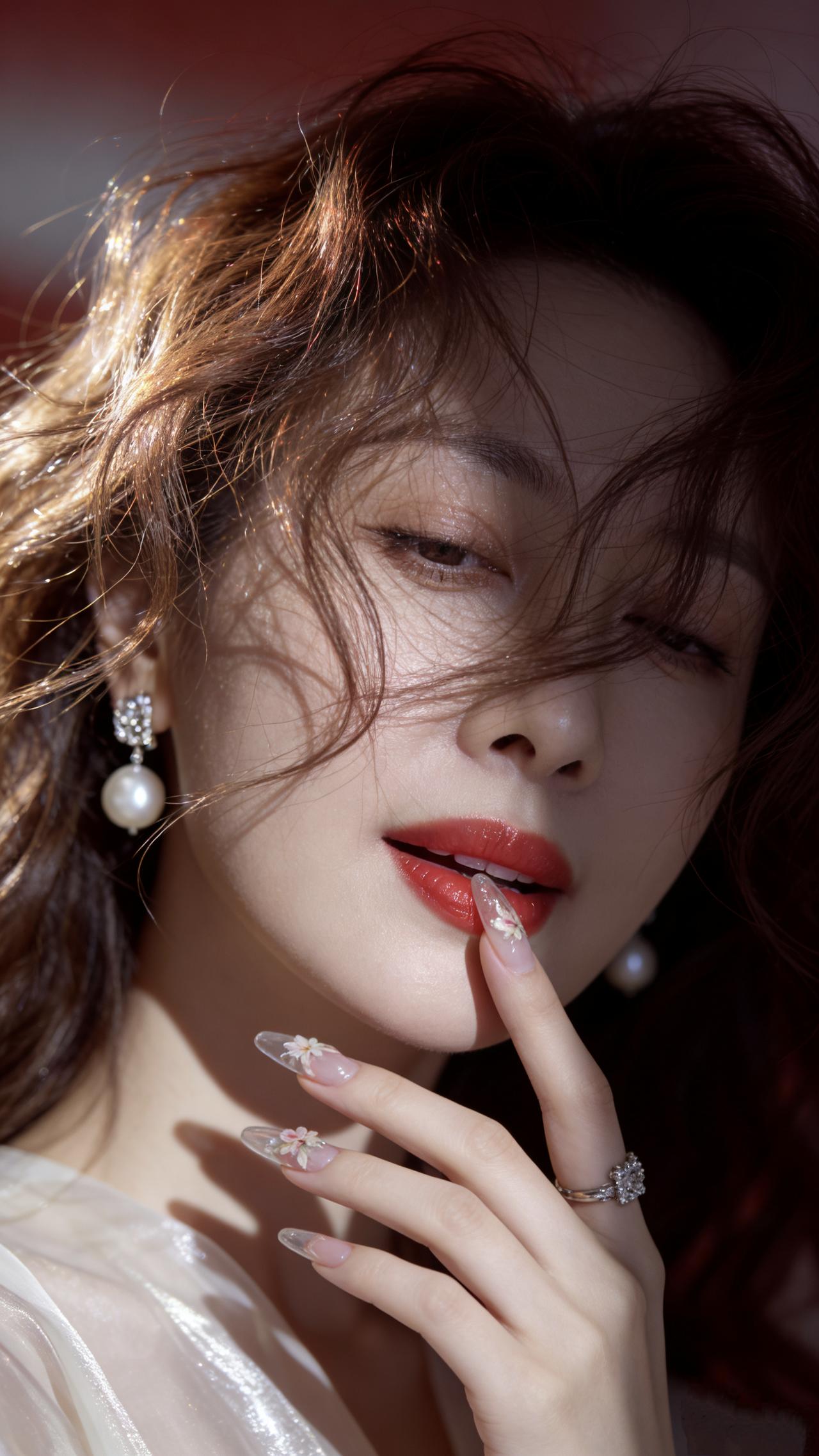 红妆美人倚，轻抚珠泪滴。