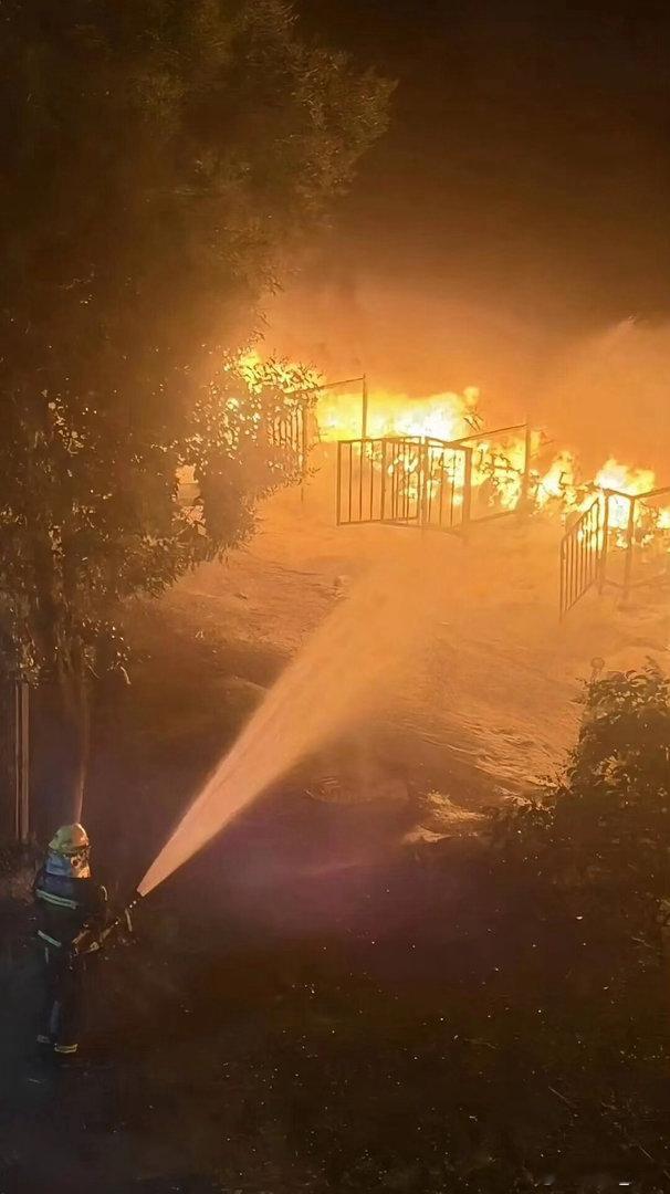郑州一高校火灾现场伴有爆炸声05-20 凌晨1点左右，南校区职院4号宿舍楼附近的