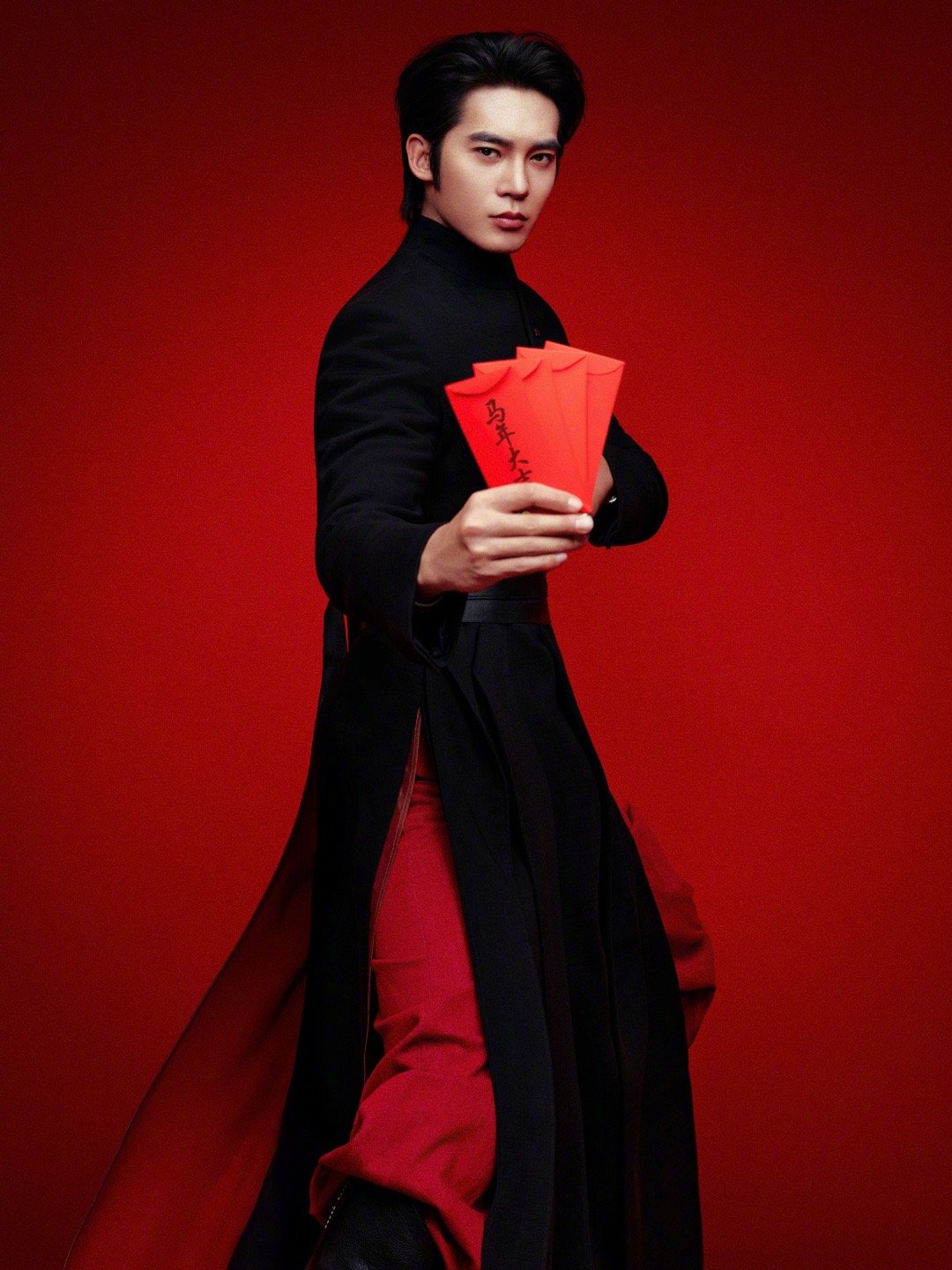 于适马年新春造型大片，整体风格融合了传统东方美学与现代时尚感，呈现出一种“新中式