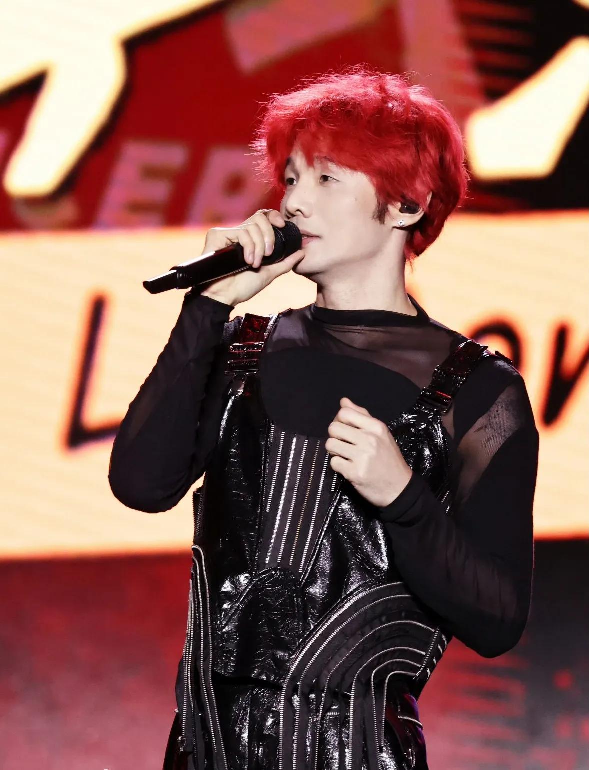 李荣浩太有种了，
维权法律意识特别强！

但真的没想到，他居然只上了初中，而且还