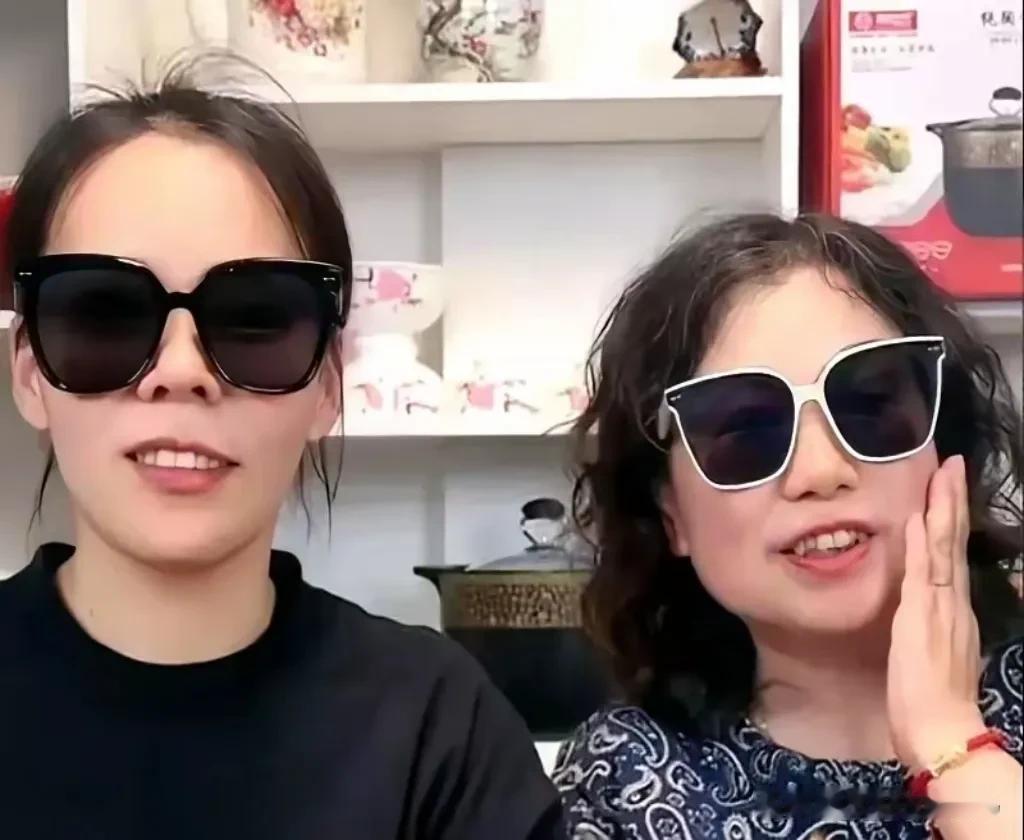在直播间里，杜大娘和媳妇俩居然还戴着深色的墨镜。这可就有点奇怪，是怕灯光吗？是怕