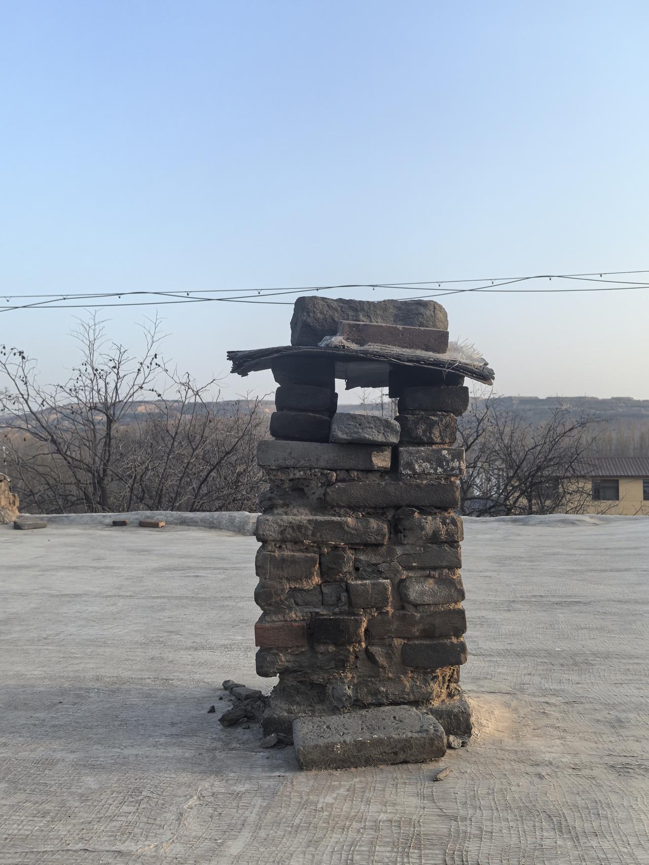 这是在晋中市榆次区的偏僻的小山村里拍的，知道这是什么吗？叫什么名字？做什么用的？