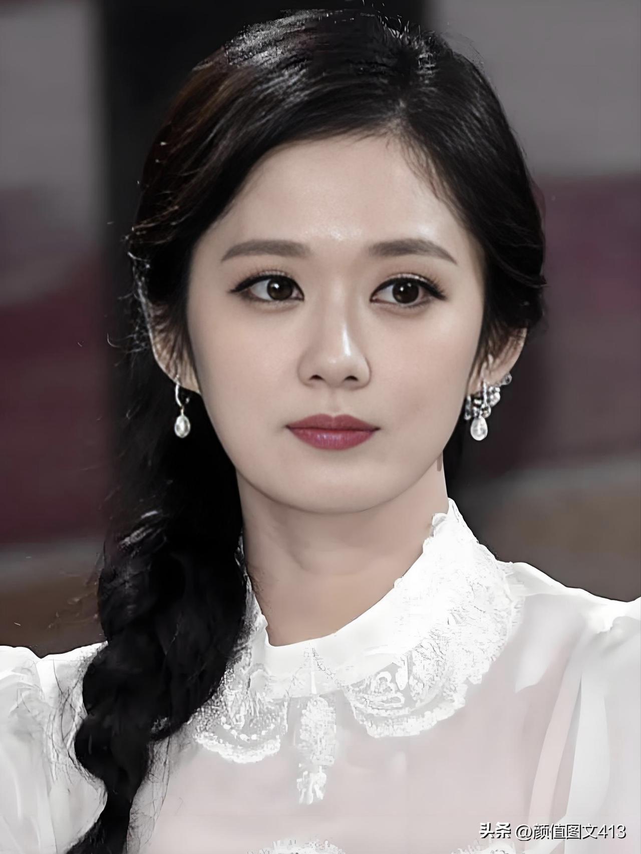 岁月不败美人，张娜拉以从容笑对风雨。从甜妹到实力派，她用演技与坚韧惊艳时光，活出