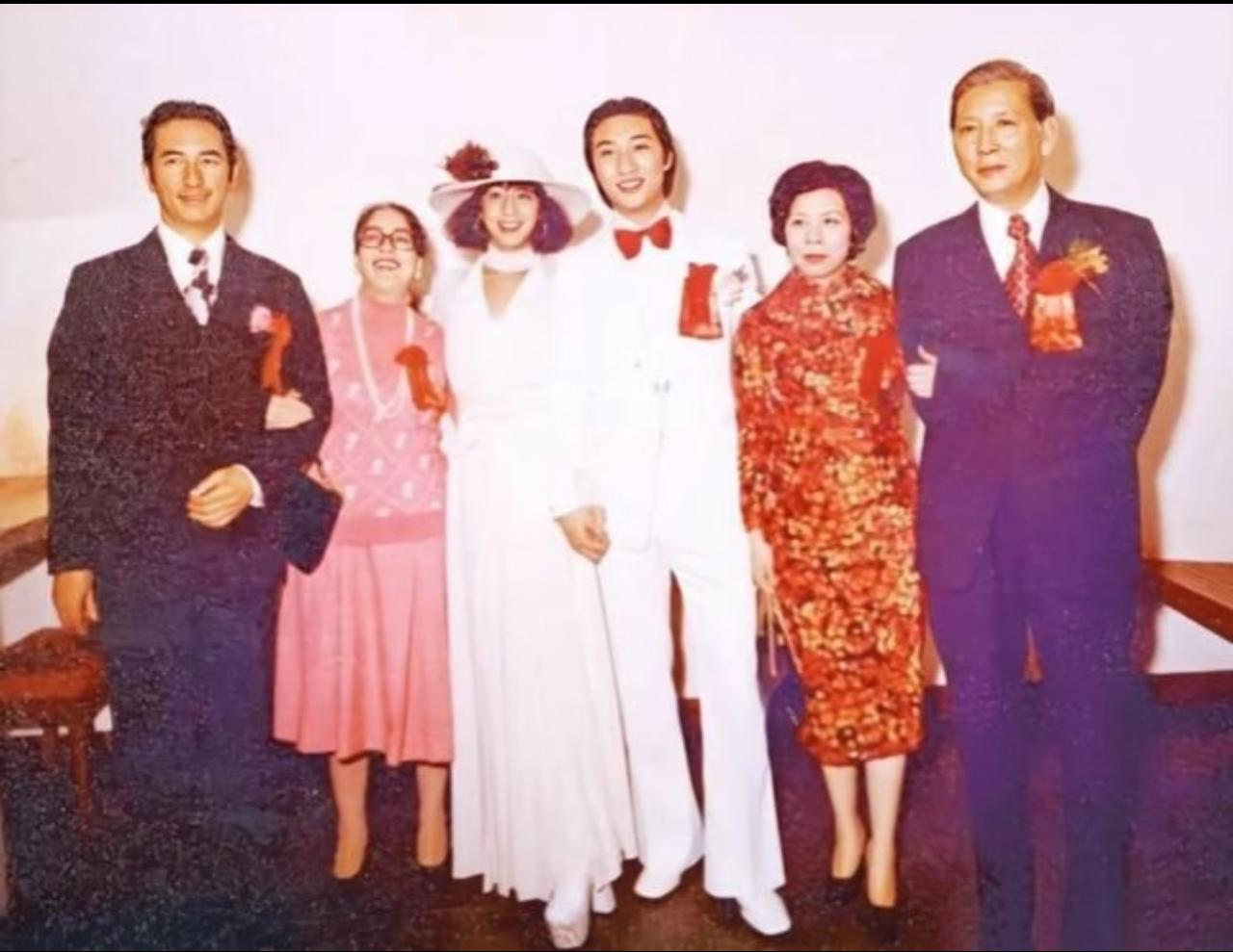 1975年，赌王与大房的长女何超英风光大婚，新郎是萧百成自然也不是凡夫俗子，其父