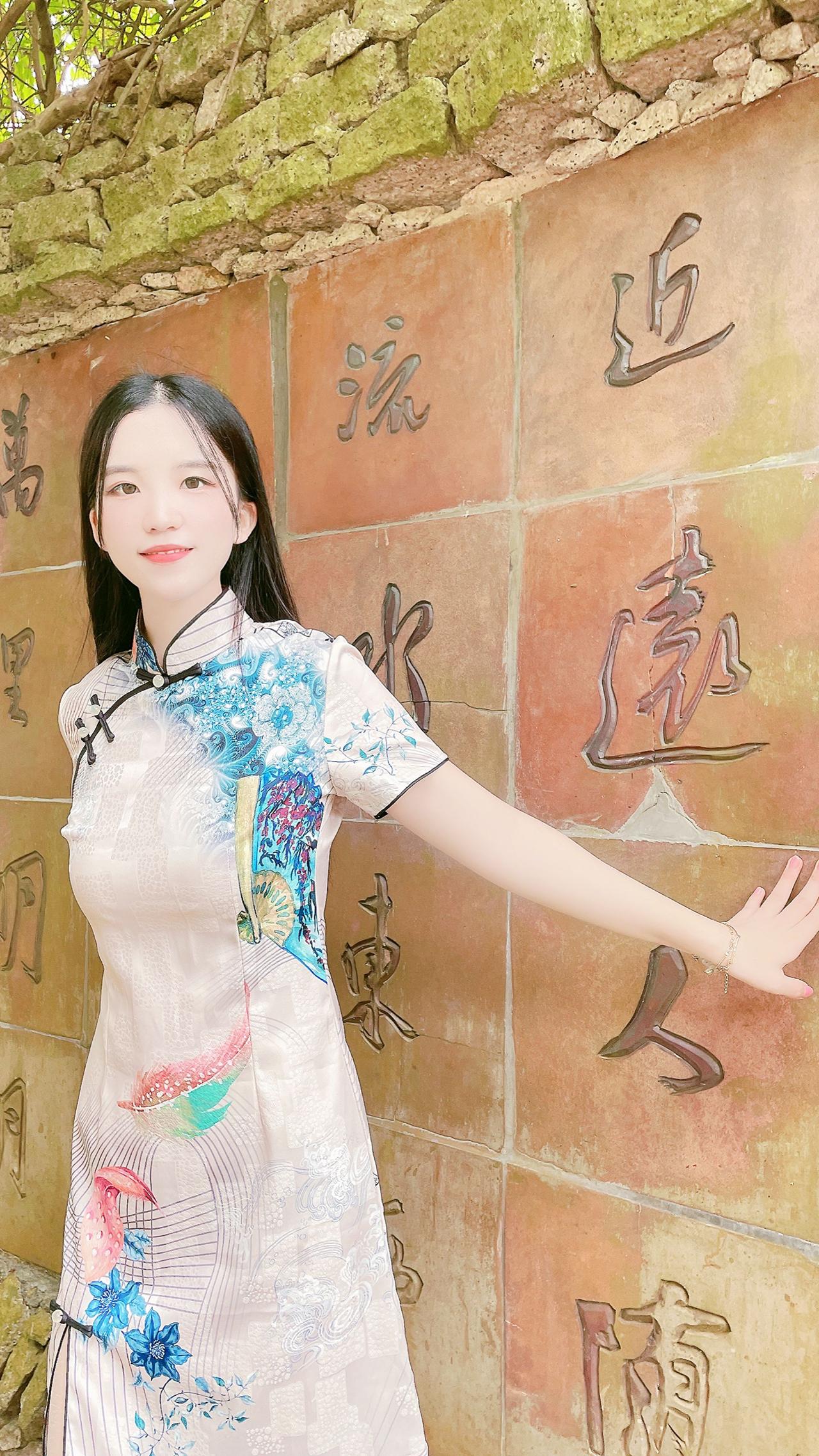 旗袍勾勒的身影如月华倾泻，眼波流转间笑靥如花，一抹优雅点亮新春时光。旗袍 春节氛