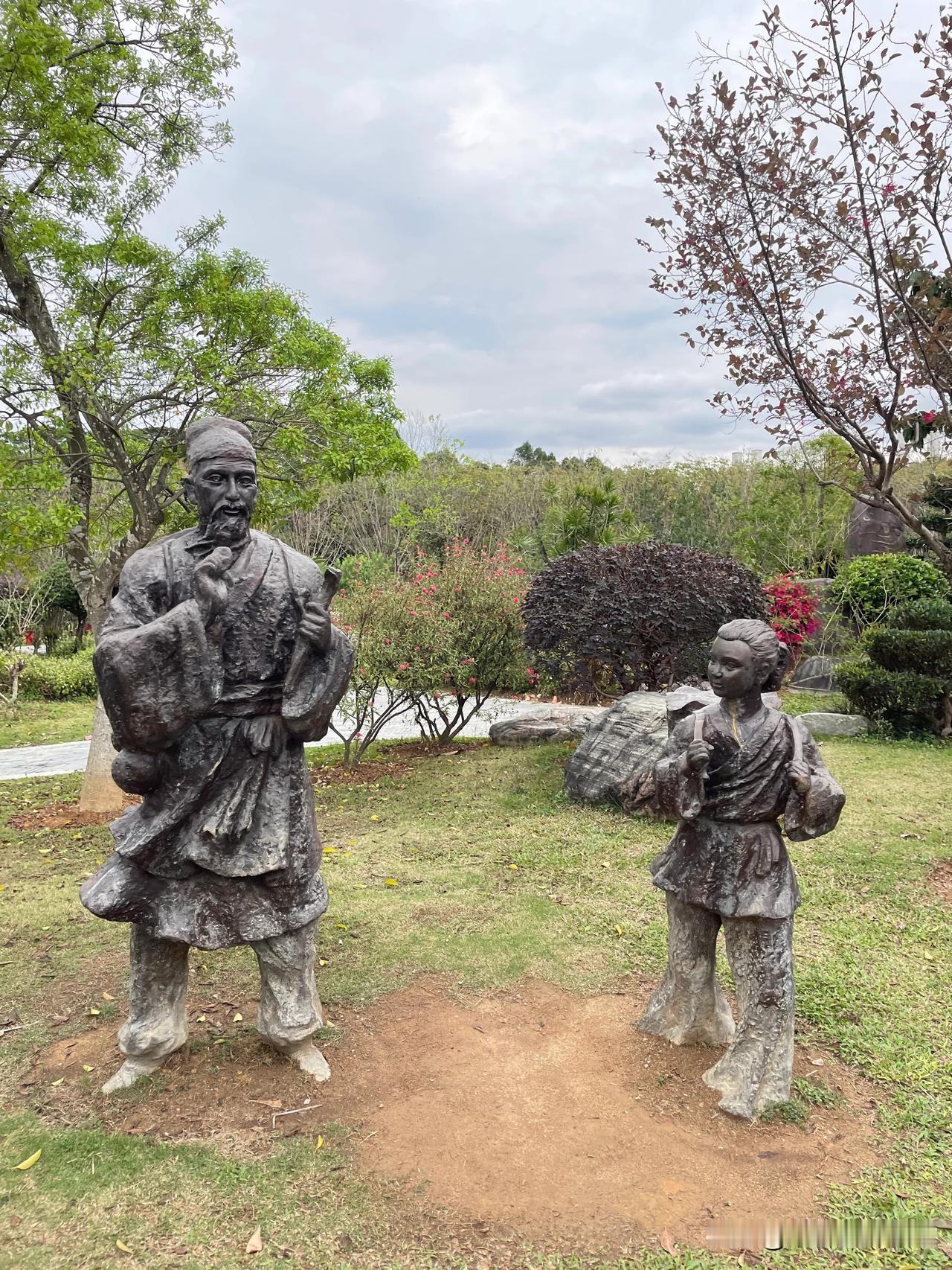 走进东莞植物园，瞬间被满目的绿意与缤纷的色彩包围。漫步其中，花儿好像对我笑 ，微