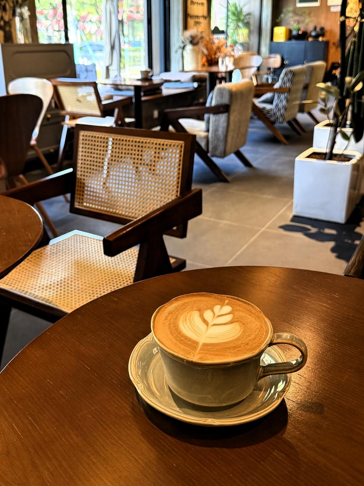 网红咖啡动辄三四十，真的是智商税吗？
 
不知道从什么时候开始，买杯咖啡成了日常