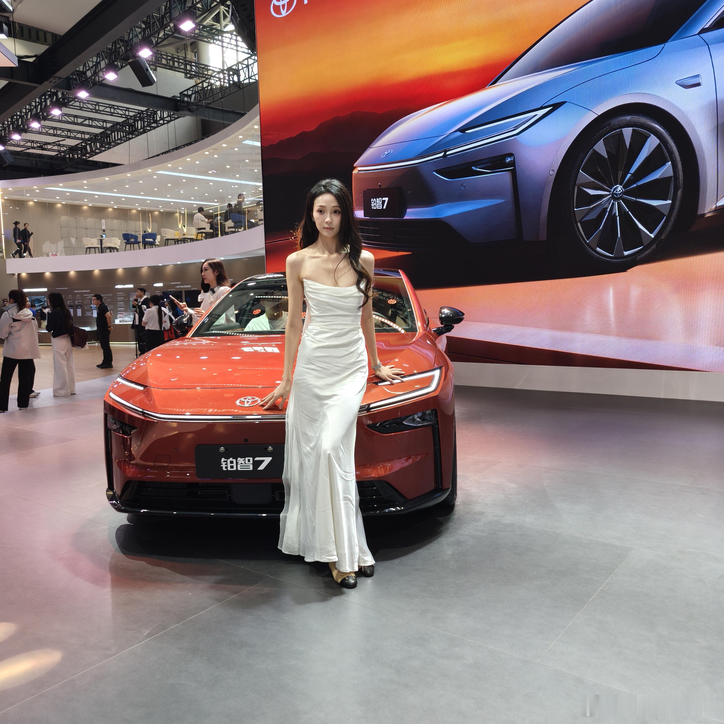 逛了一圈广州车展下来，发现现在大家都把安全放在首位，这比以往只说冰箱彩电大沙发的