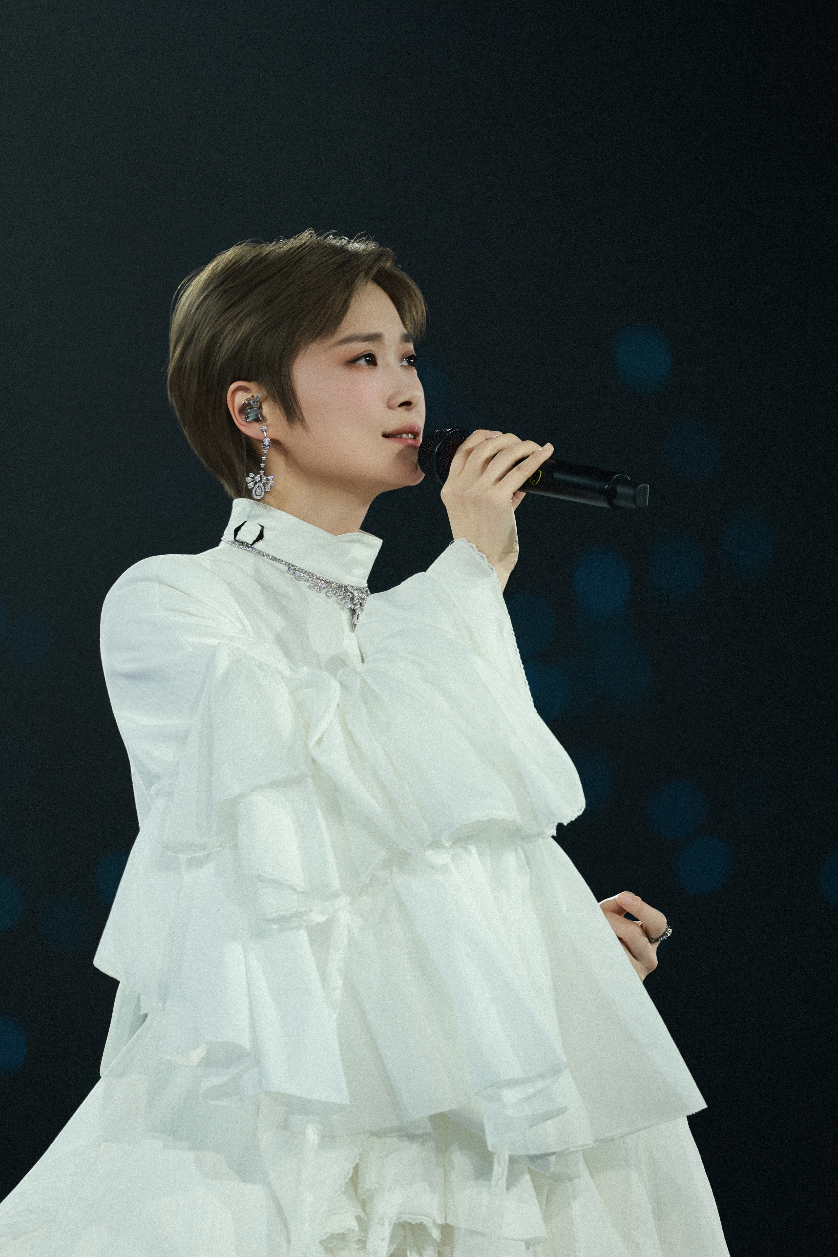 李宇春中古女爵李宇春一条裙子用了两千块布郑州演唱会造型slay全场，中古女爵气场