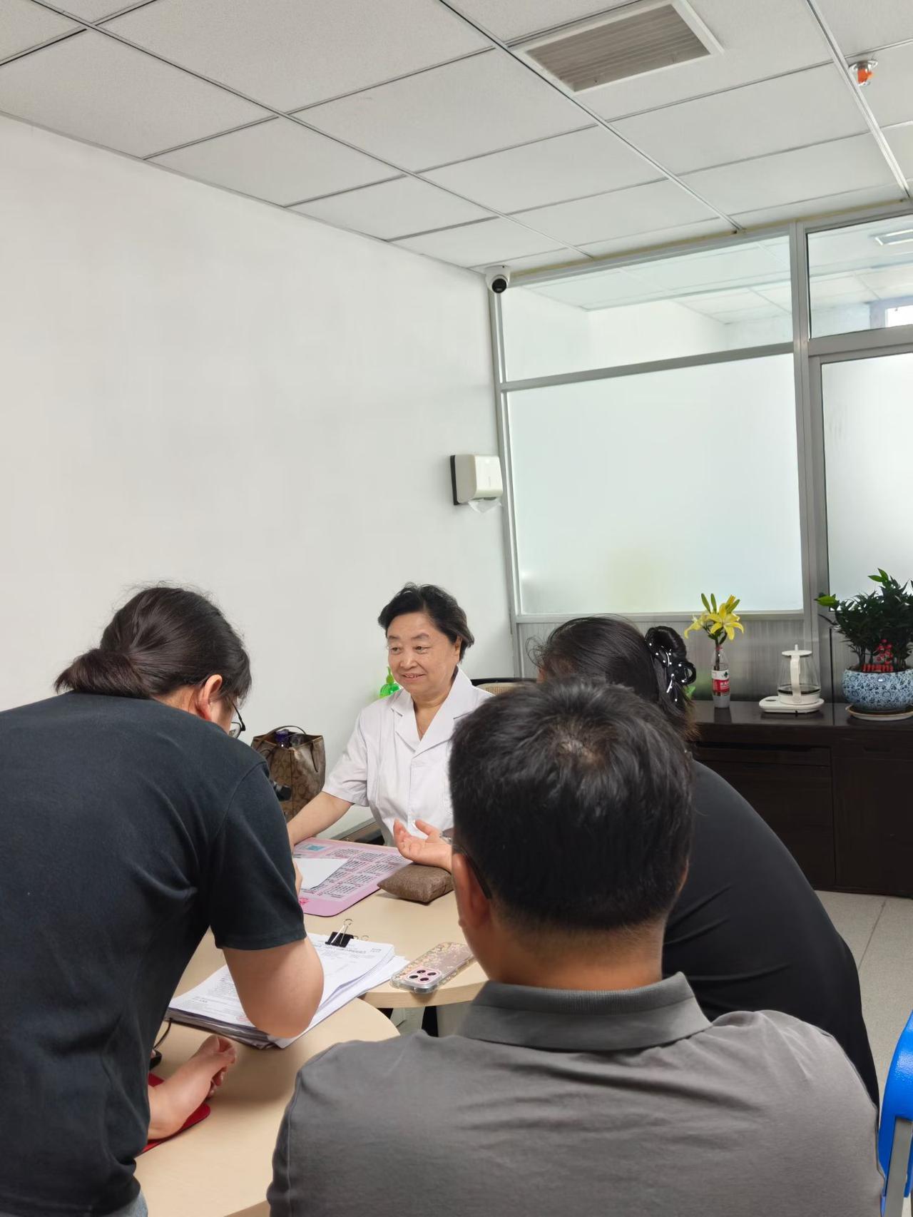 去文登参加婚礼，先给中医院的病人看诊，还到银滩海边照一下大海，马上就正式婚礼了！