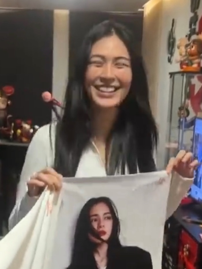 臭屁猪开心的又跺脚又晃屁屁 