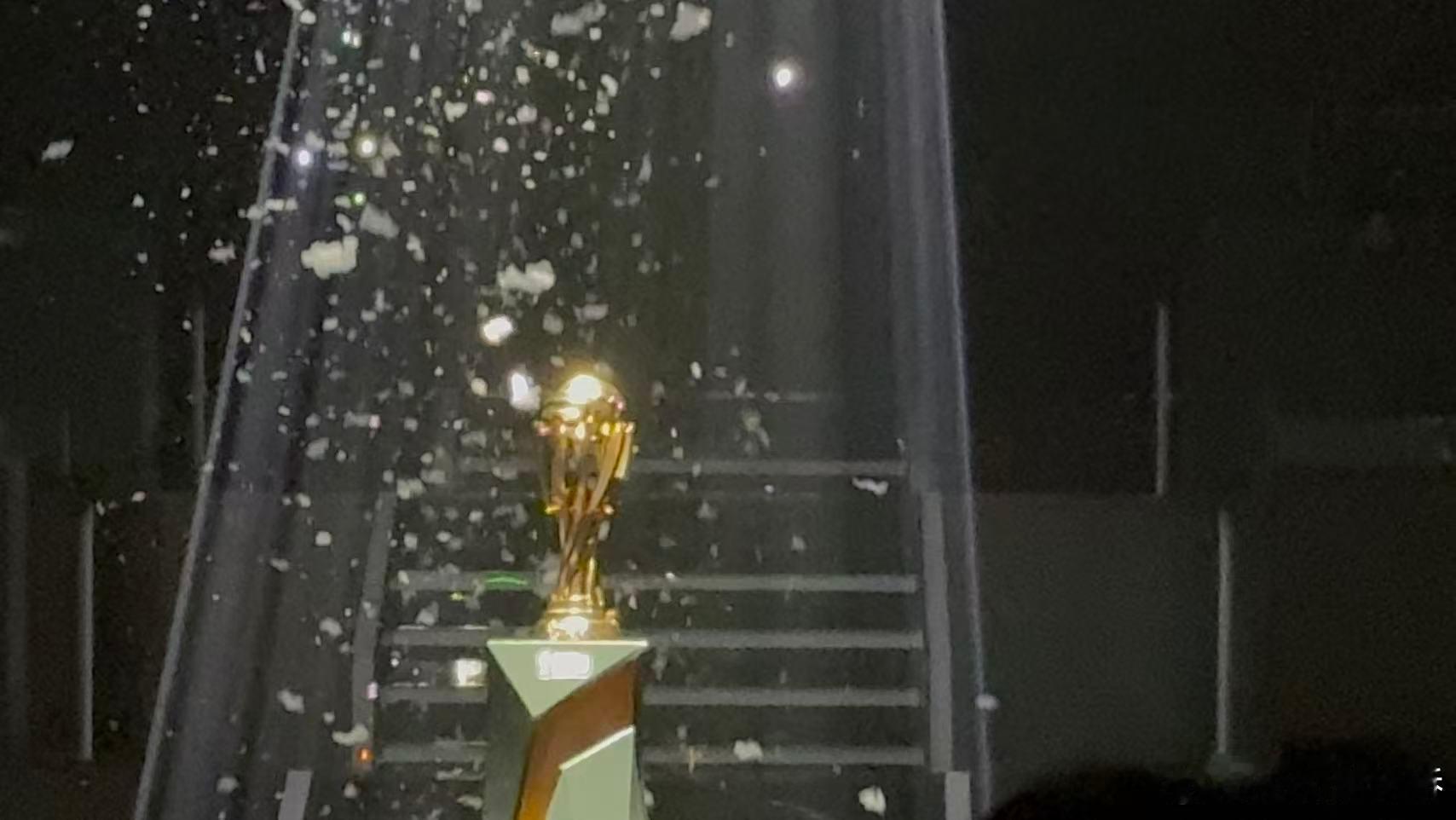 刺激杯开幕式梦幻开局刺激杯总决赛终局之战雪花飘落像提前为冠军撒下的礼炮，羽毛轻扬