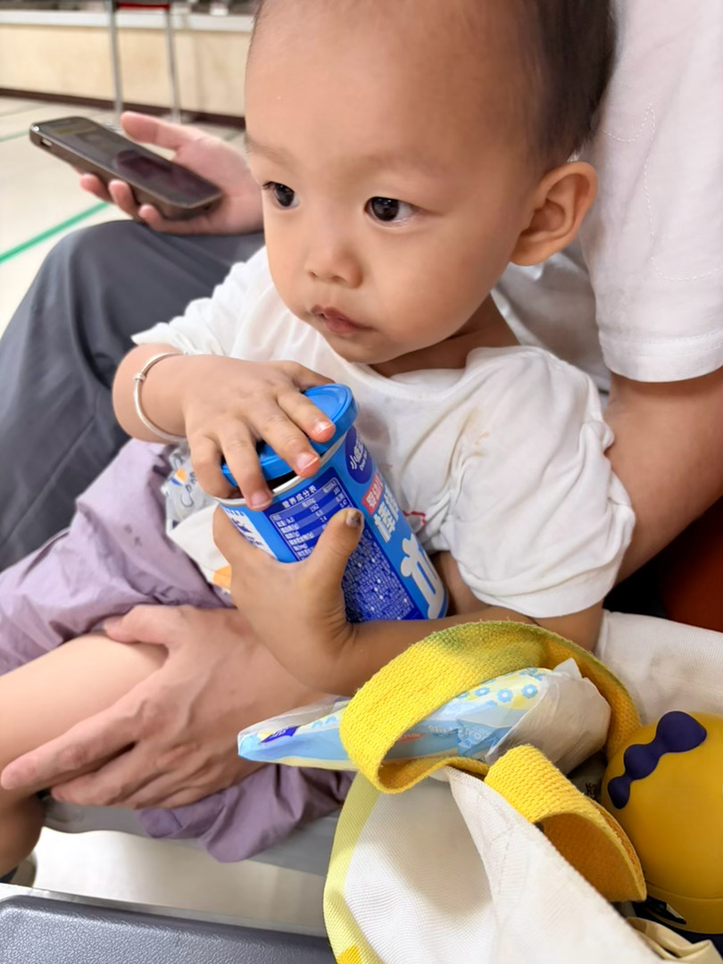 医院回来快十一点了，我去洗漱。宝爸负责把医生开的药喂给娃喝，我洗漱完娃的药还没喝