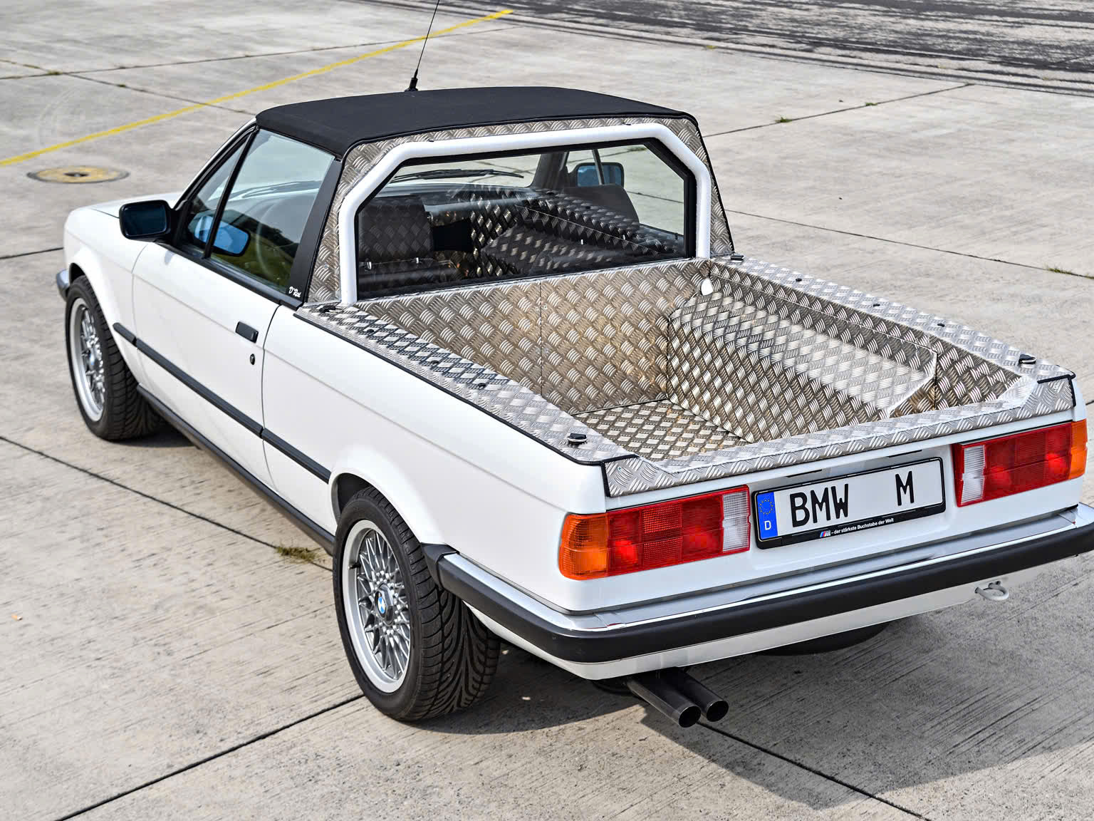 宝马   BMW M 部门 1986 年秘密打造的唯一一台 E30 M3 皮卡原