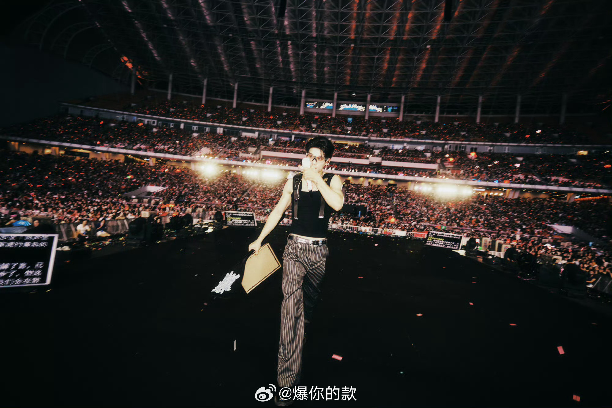 前奏一响是舞台王者，衬衫一掀是熟男暴击。姚琛发力利落、线条跟着节拍走，舞蹈和荷尔