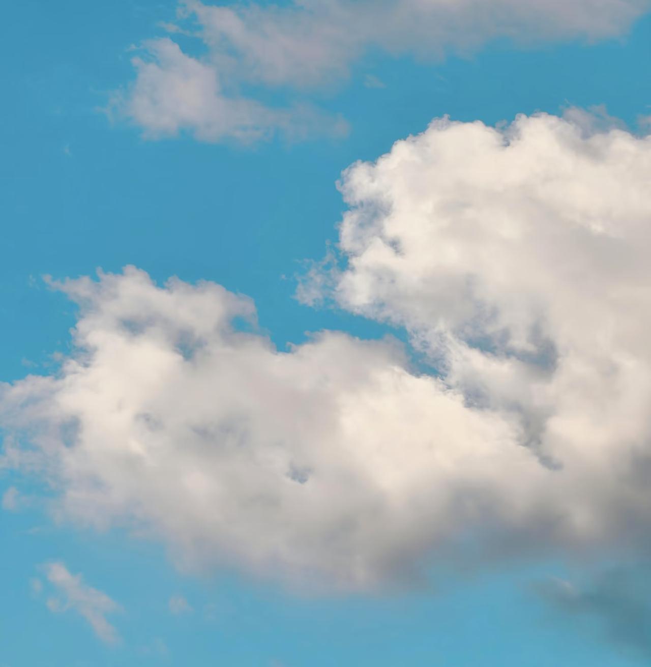 走在路上随手抬了下眼，就被这片蓝天和云朵绊住了脚步。
 
像被揉碎的棉花糖，又像