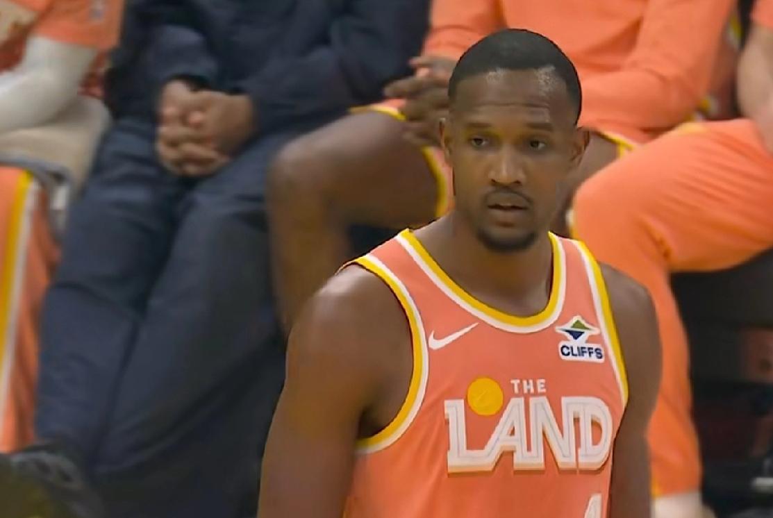 昨天，球队重要锋线阿伦，刚复出拿到18+10，又再次受伤。这让哈登以及骑士的威力