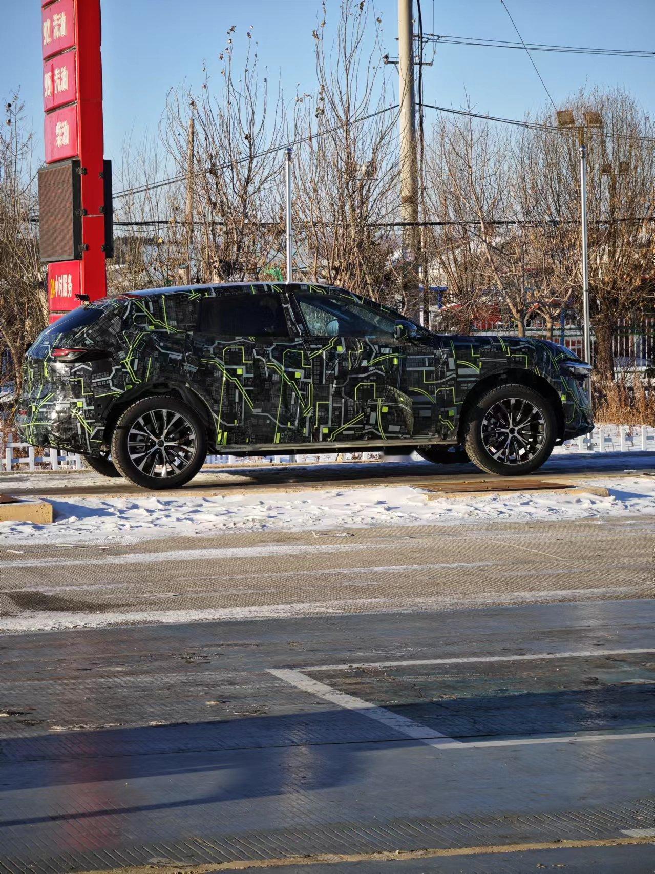 阿维塔15伪装车曝光，定位中大型SUV，有纯电和增程两种版本。#汽车科技要闻#