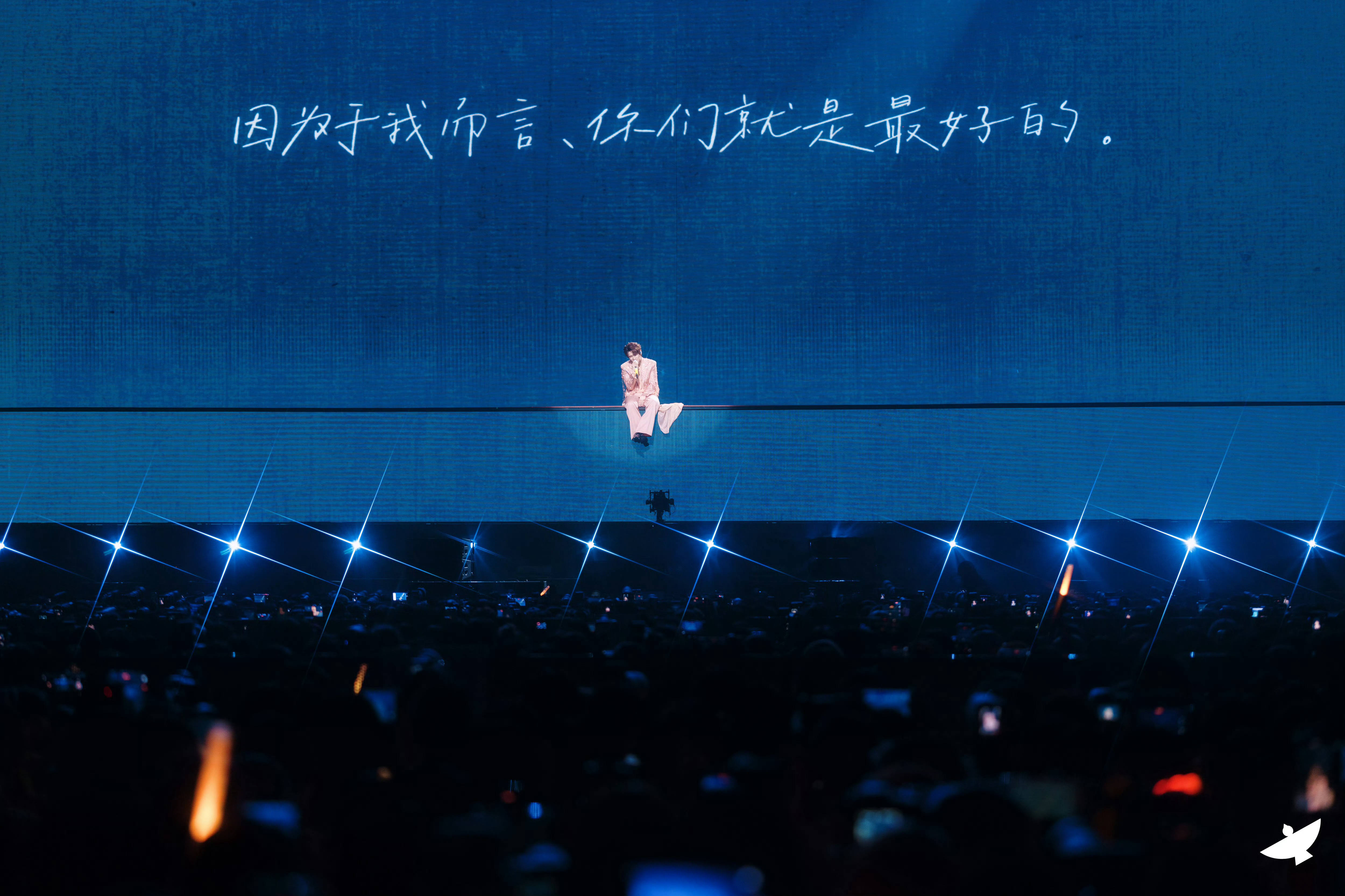 乍一看以为孩子是小龙女坐在一根绳索上