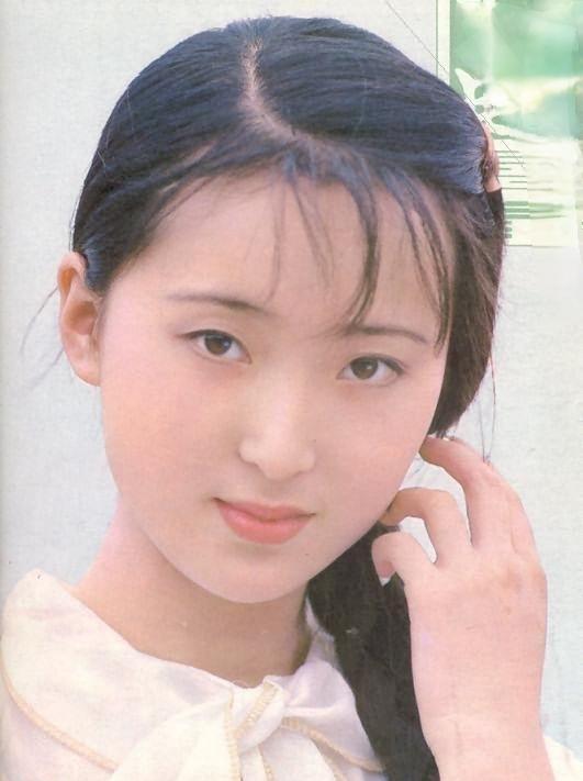 陈晓旭出生前，母亲做了个梦，一个老者告诉她:“你怀的是个女孩，要起名叫陈Ye芬。